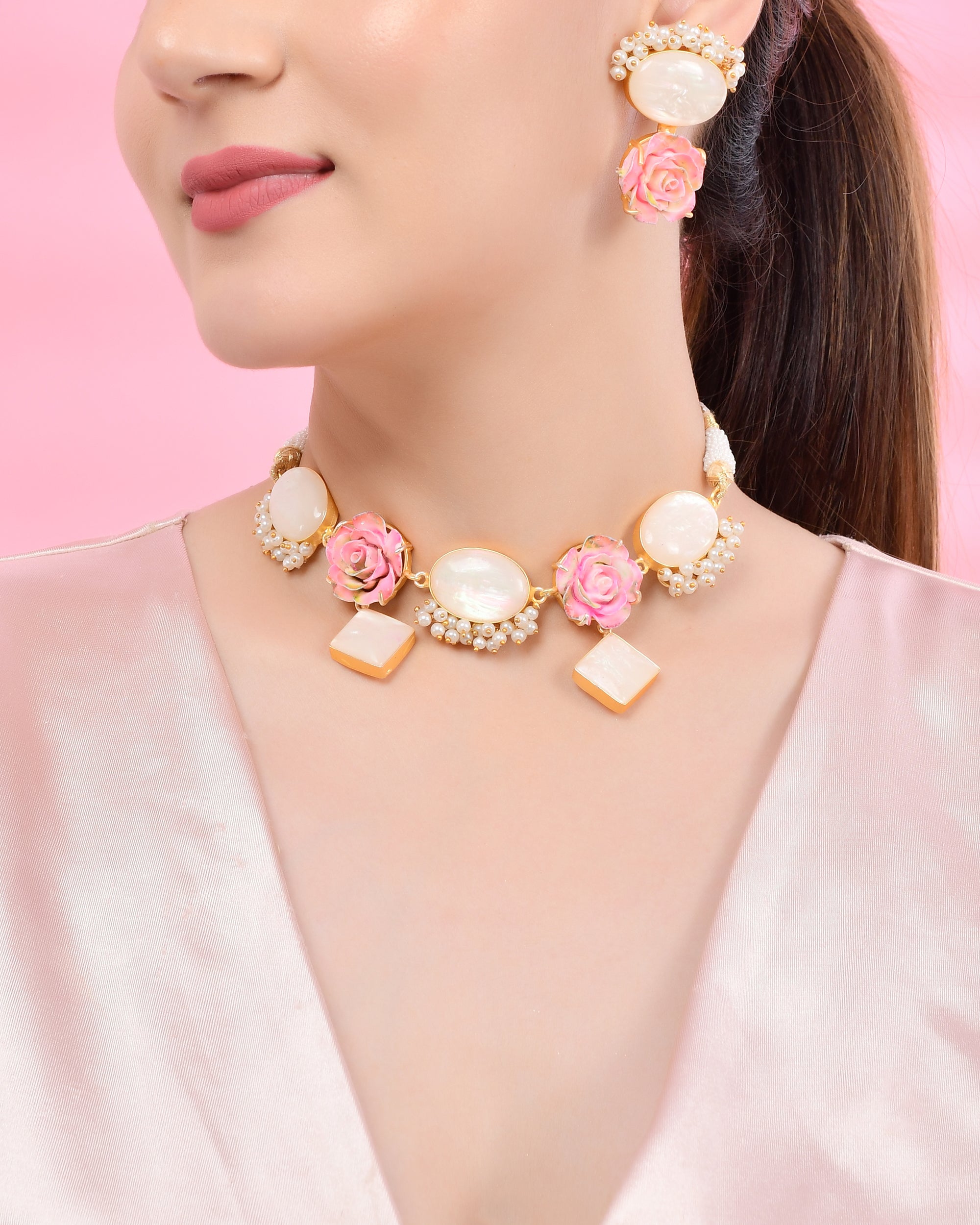 MESMERISING PINK AND WHITE FLORAL NECKLACE
